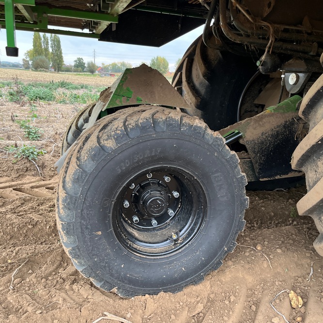 5. “Le troisième essieu peut aussi être utilisé dans les champs, par exemple quand la trémie est pleine”.