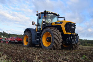 JCB lance le Fastrac 6000 pour combler le vide entre les séries existantes
