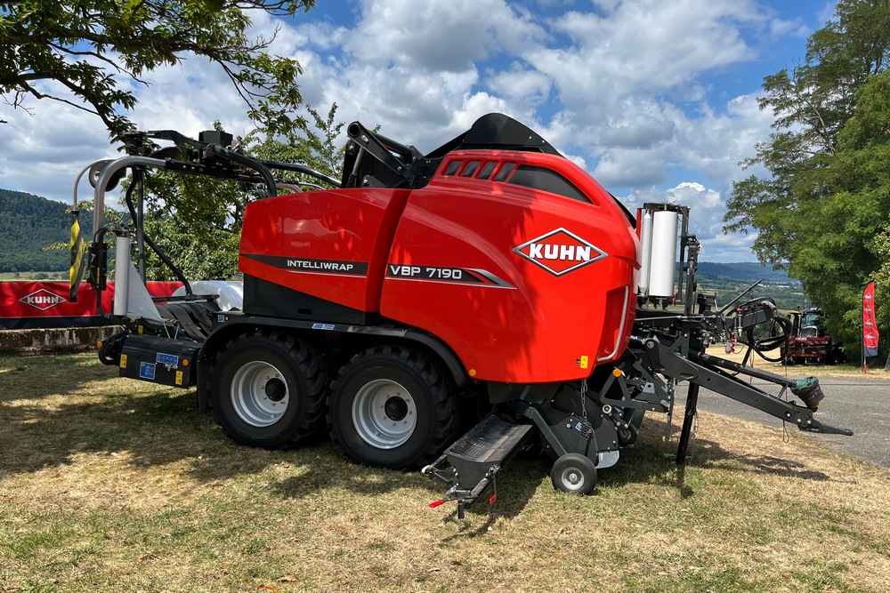 Les presses-enrubanneuses Kuhn VBP 7100 peuvent couper le fourrage jusqu’à 34 mm