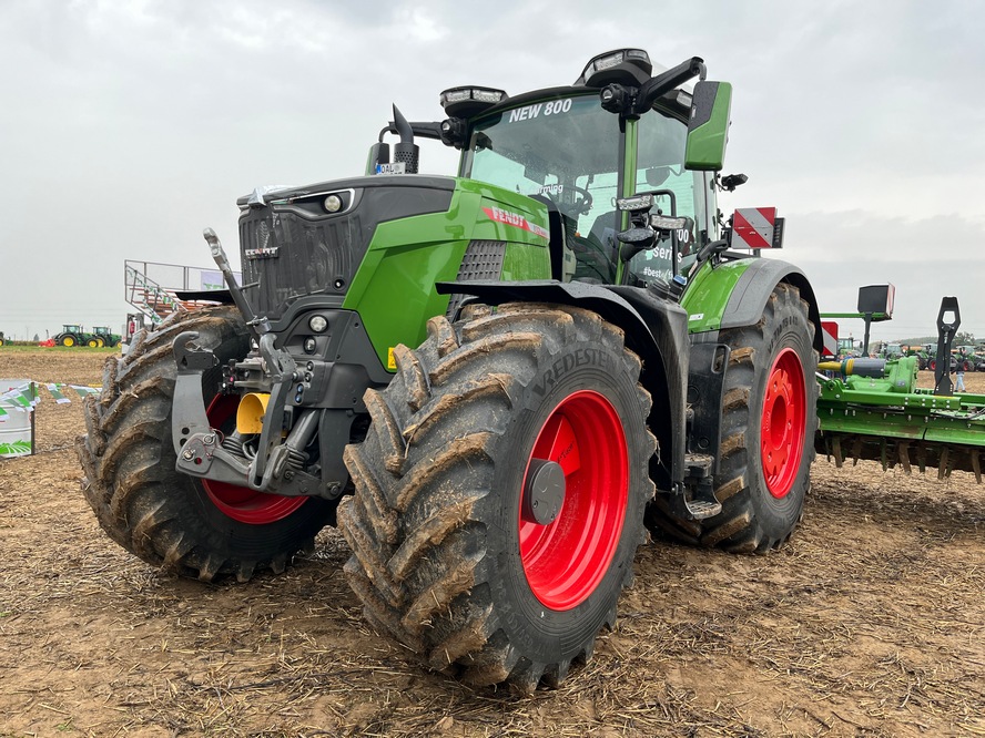 Le nouveau Fendt 832 a attiré de nombreux regards.