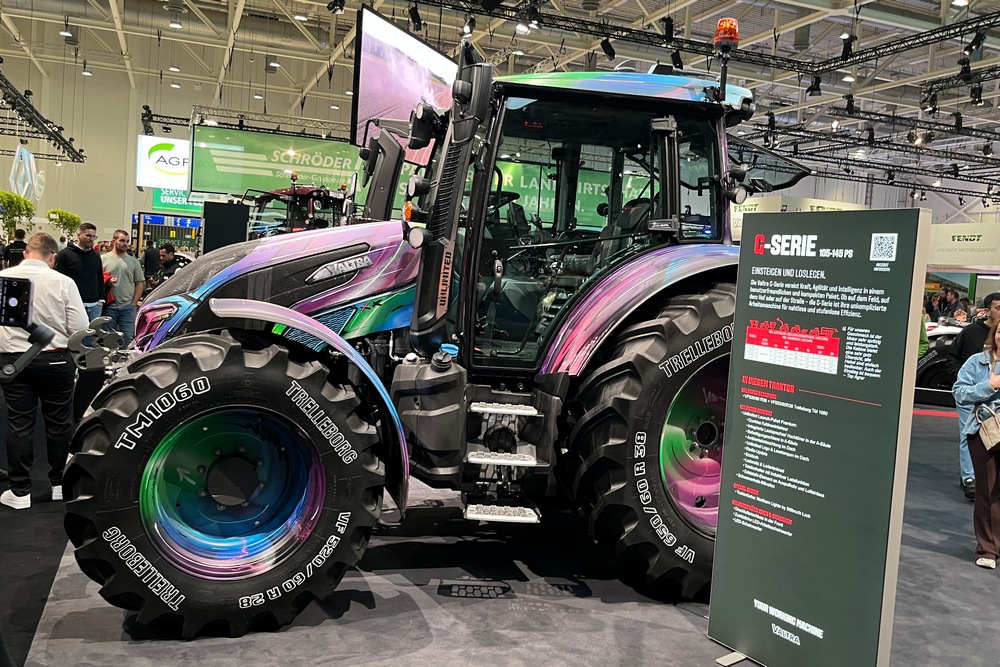 Le tracteur G Series exposé à Agritechnica arborait une finition spéciale, peinte à la main par le célèbre artiste international Stilbruch Lack, et était équipé de pneus Trelleborg.