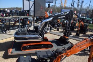 Hitachi Construction Machinery devient LANDCROS