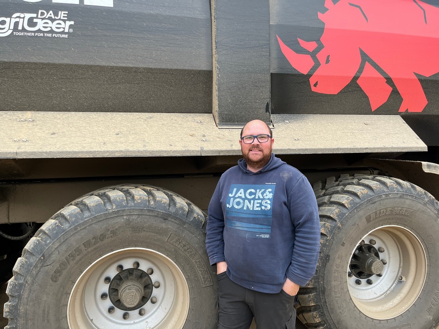 La benne édition collector “50ième véhicule vendu par AgriGeer DAJE” satisfait Raphaël Bauche : “L’édition spéciale a un look qui me permet de me distinguer des autres utilisateurs. Je suis satisfait de mon achat qui a un excellent comportement routier”.