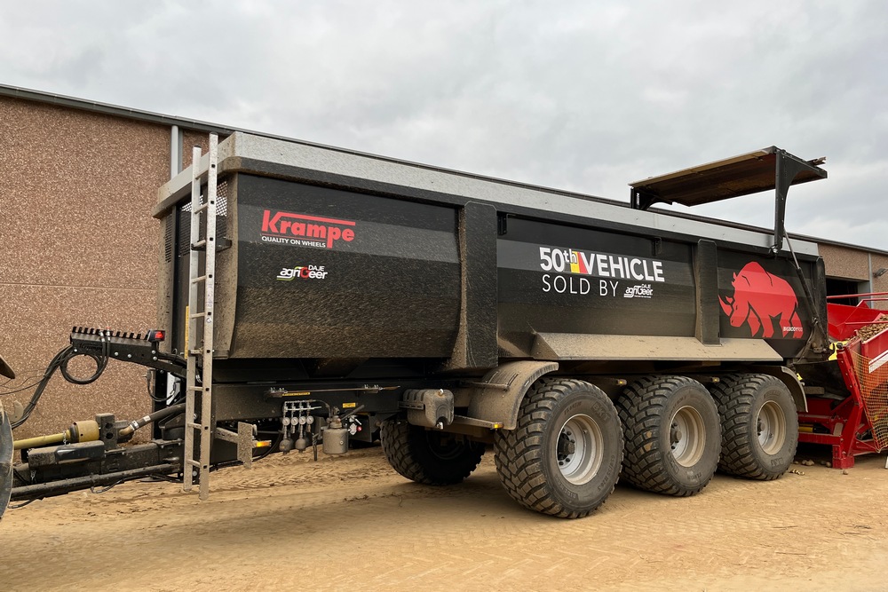 Pour marquer le cap du 50ième véhicule vendu, AgriGeer DAJE a proposé une benne en édition spéciale en collaboration avec Krampe.
