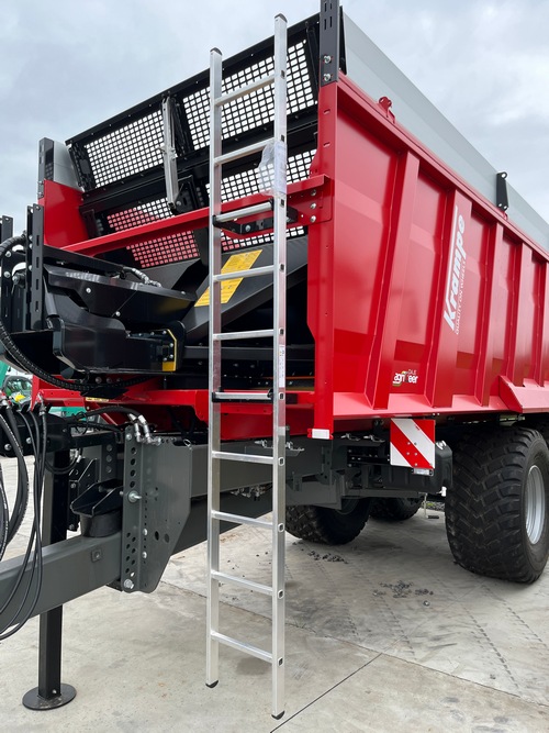 Une échelle démontable est placée sur les Krampe : “L’échelle est facilement déplaçable, par exemple pour entrer dans la caisse”.