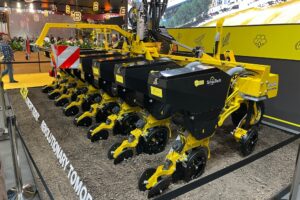 Bednar a dévoilé au salon Agritechnica 2025 le prototype de son futur semoir monograine Ultra UN 6000, une première dans la gamme du constructeur tchèque.
