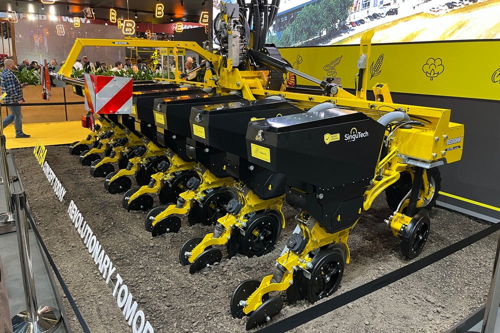 Bednar a dévoilé au salon Agritechnica 2025 le prototype de son futur semoir monograine Ultra UN 6000, une première dans la gamme du constructeur tchèque.