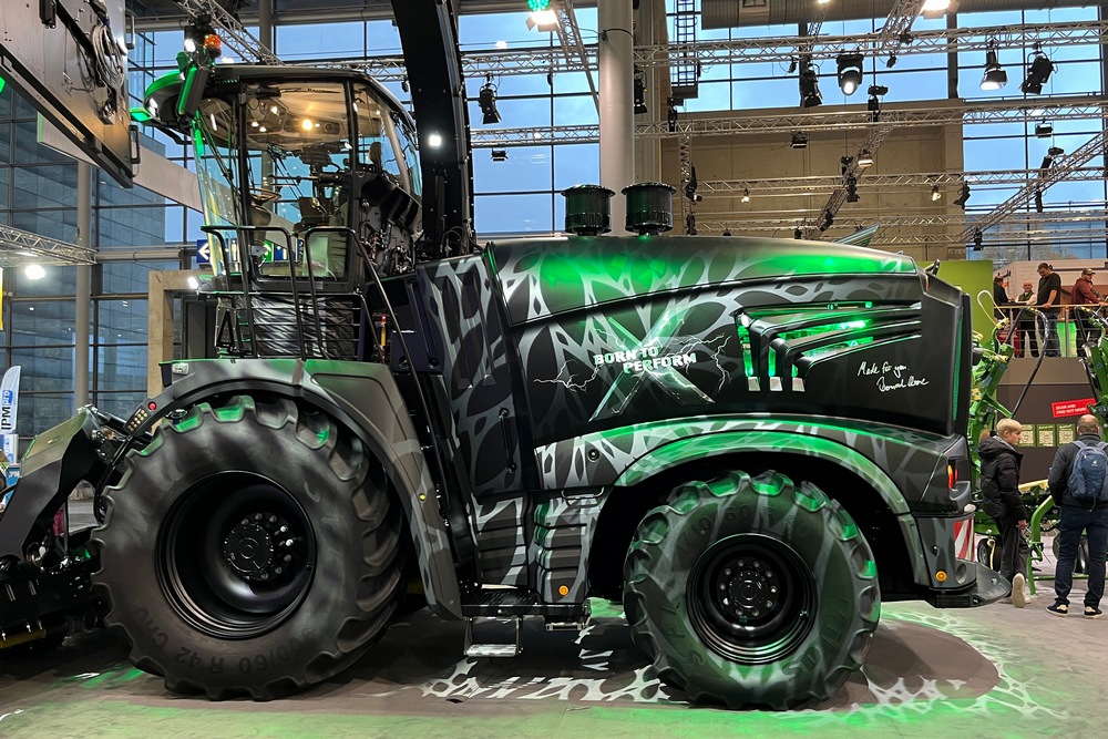 Le lettrage « Born to perform », avec ses finitions en forme d'éclair, symbolise la détermination de Krone à produire des machines de qualité.