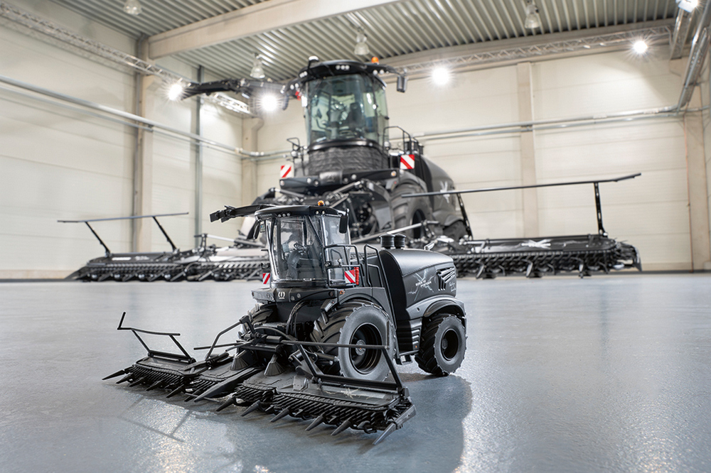 Le modèle anniversaire est également reproduit en miniature, à l’échelle 1:32.