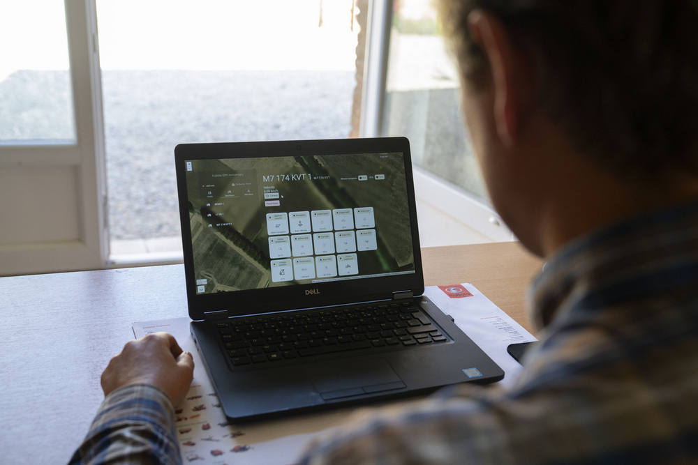 Les opérateurs définissent les lignes A–B, les passages et les points de départ ou d’arrivée sur la plateforme de Kubota,