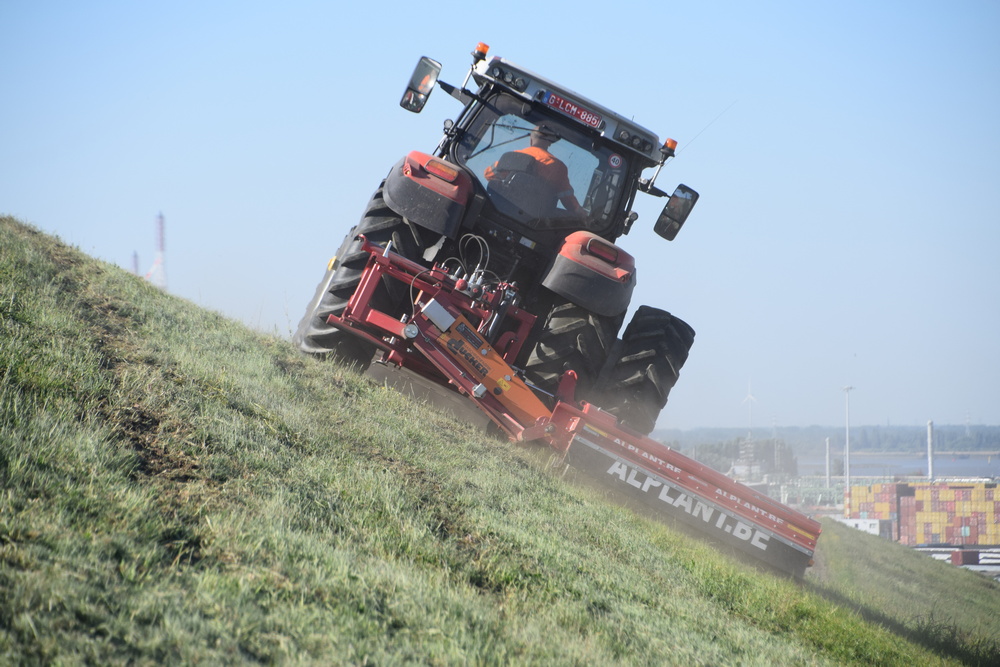 Le poids est situé à droite lors de l'utilisation d'un broyeur arrière.