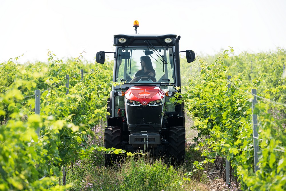 Pour les modèles étroits qui travaillent souvent dans des espaces confinés et sur des terrains difficiles, la nouvelle transmission améliore la polyvalence et la facilité d'utilisation.