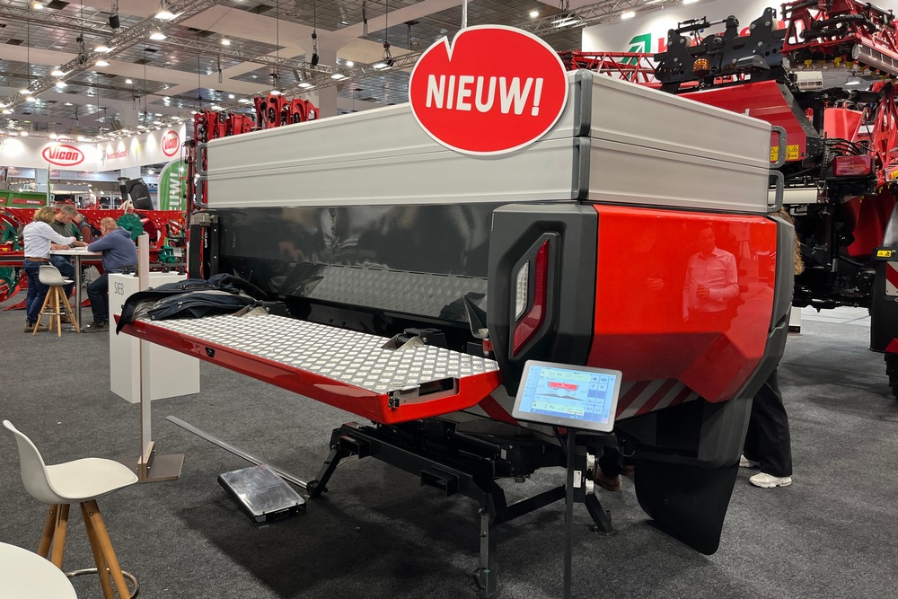 Le capot arrière peut être déployé pour former un marche-pieds, ce qui facilite le remplissage et l’inspection de la cuve