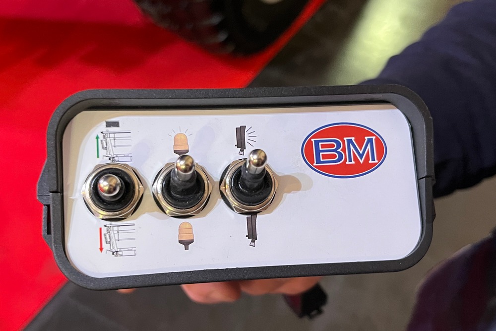 Le boîtier de commande de la benne à installer en cabine.