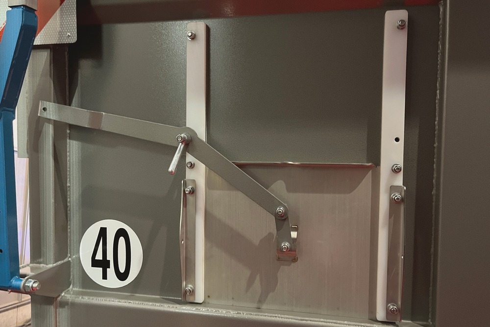 Les trappes de la porte arrière reposent sur une glissière en Ertalon.