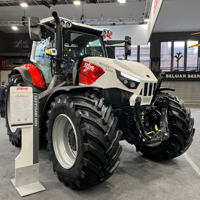 À l’extérieur, plusieurs éléments axés sur le confort comprennent des feux arrière à LED intégrés, des marches d’accès améliorées et une large entrée de cabine.