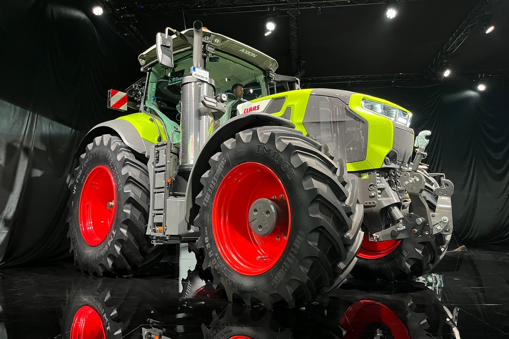 Le frein de maintien en ligne est capable de détecter les situations où un outil tracté vient pousser le tracteur. Il prévient les situations de mise en portefeuille du convoi et gère activement et automatiquement le freinage de l’outil, indépendamment du tracteur.