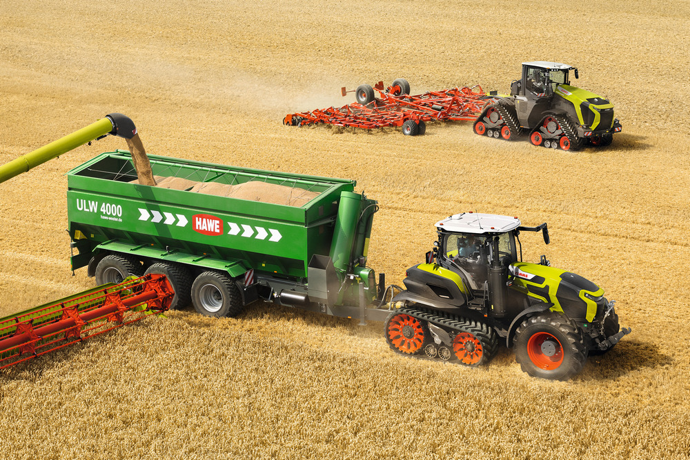 Le design du tracteur a complètement été revu. Par exemple, la face avant du tracteur reçoit la même signature lumineuse que celle présentée sur la série Xerion 12.