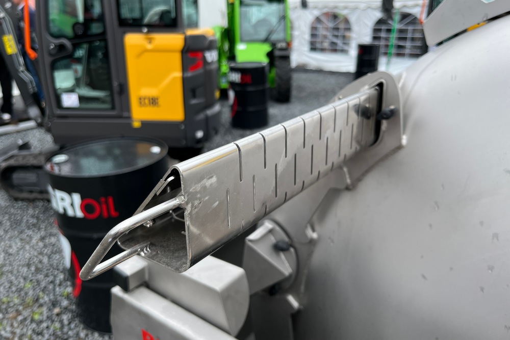 Le drain breveté de la machine a une forme étudiée pour avoir la même surface de perforation qu’une cage ouverte, tout en permettant de limiter l’oxygénation. Vue d’une goulotte ajourée extractible brevetée.