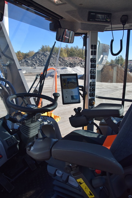 Vue de la cabine de la L180 série K. À noter en particulier l’écran avec les images des caméras et l’operator coaching.