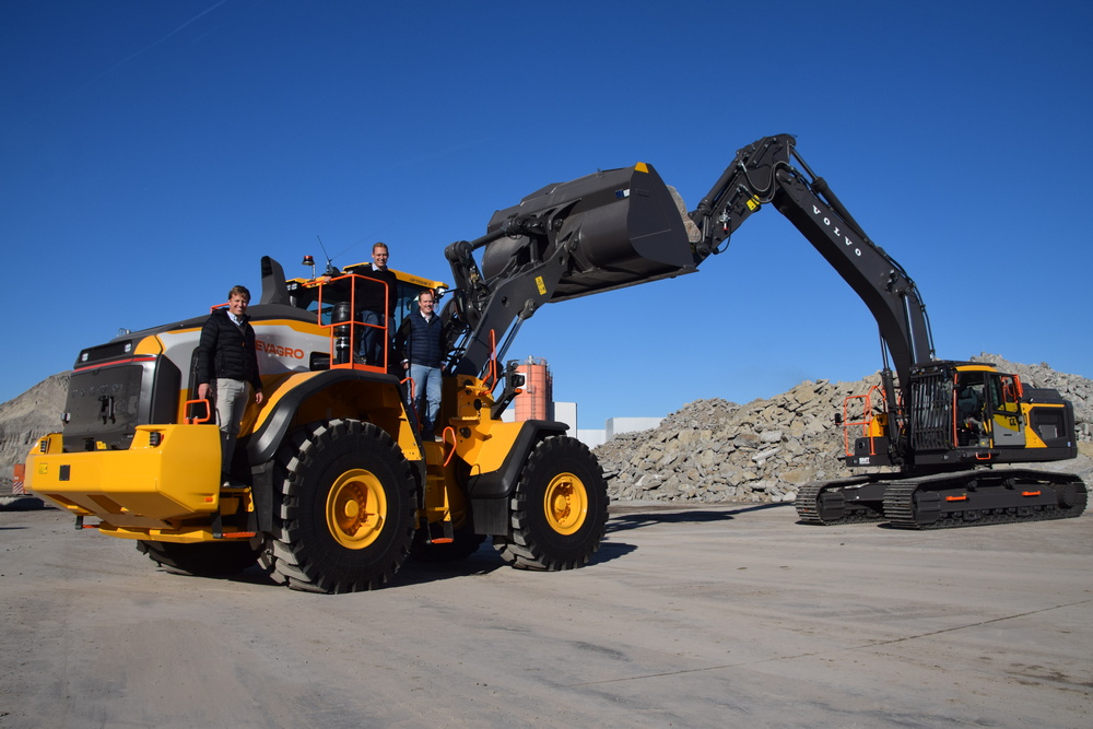 Yves Degezelle, Laurens D’Oosterlinck et Gregory Lagaisse. L’arrière redessiné de la chargeuse sur pneus attire le regard.