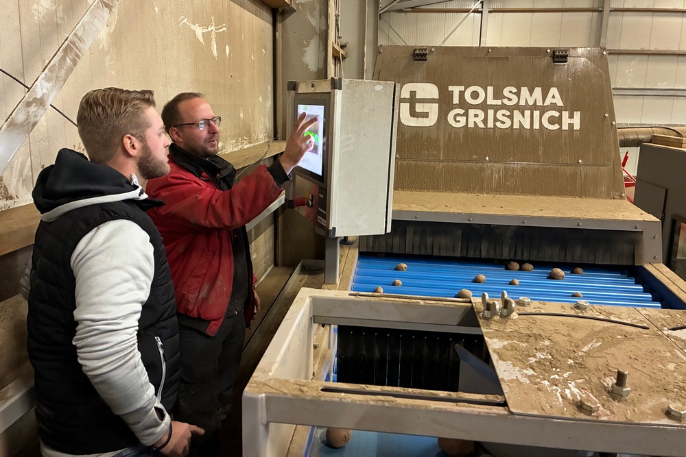 L’agriculteur Gert Jan Haenen, d’Emmeloord, et Jens Salomons de Tolsma-Grisnich règlent l’Optica Q.