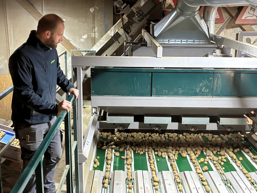 L’agriculteur Adriaan Boudeling, de Swifterbant, utilise depuis cet automne une nouvelle ligne de tri Tolsma-Grisnich, composée d’une Optica CS et d’une Optica Q.