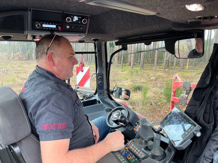 Le poste inversé offre une bonne visibilité sur le relevage arrière du tracteur et donc sur le broyeur.