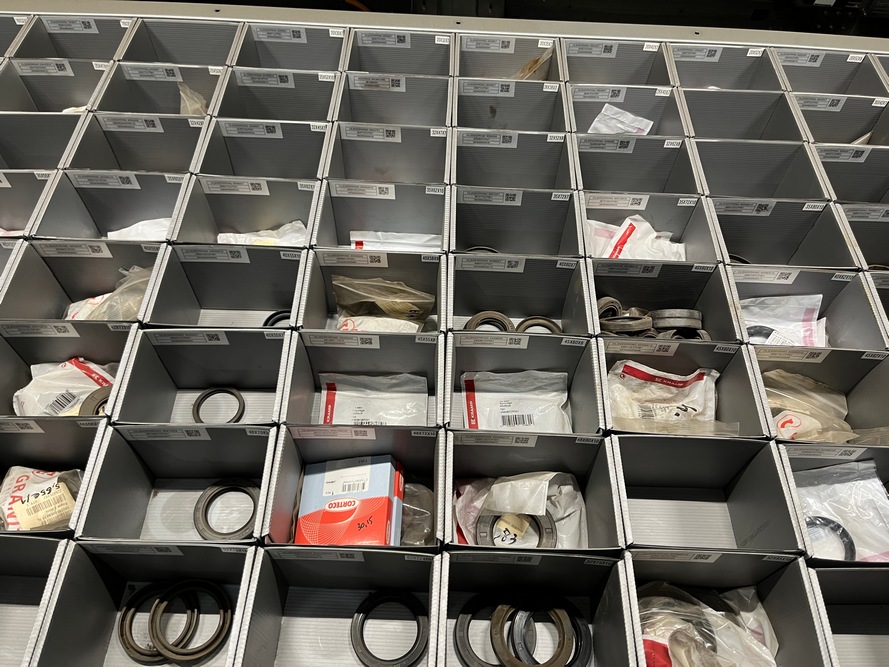 Le magasin automatisé est un outil pratique pour stocker verticalement des petites pièces.