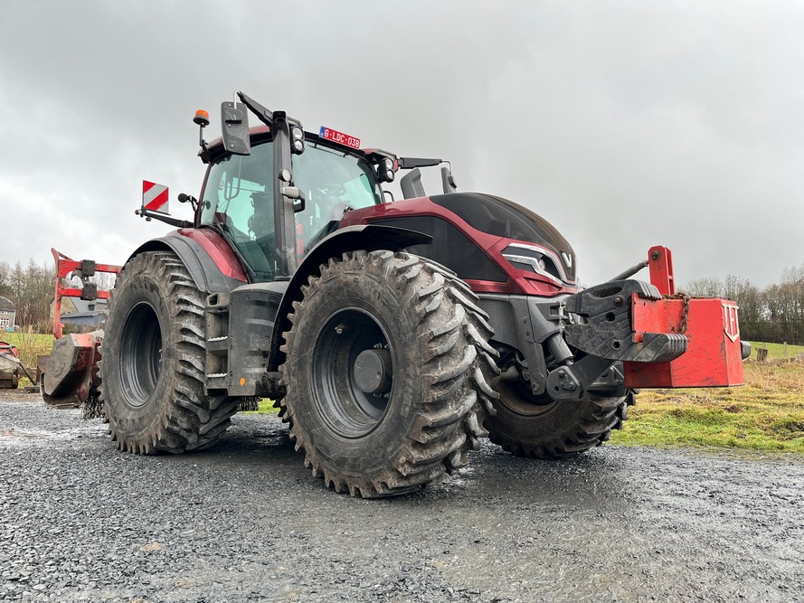 Comme le tracteur est souvent utilisé en poste inversé, les pneus avant sont montés à l’envers.