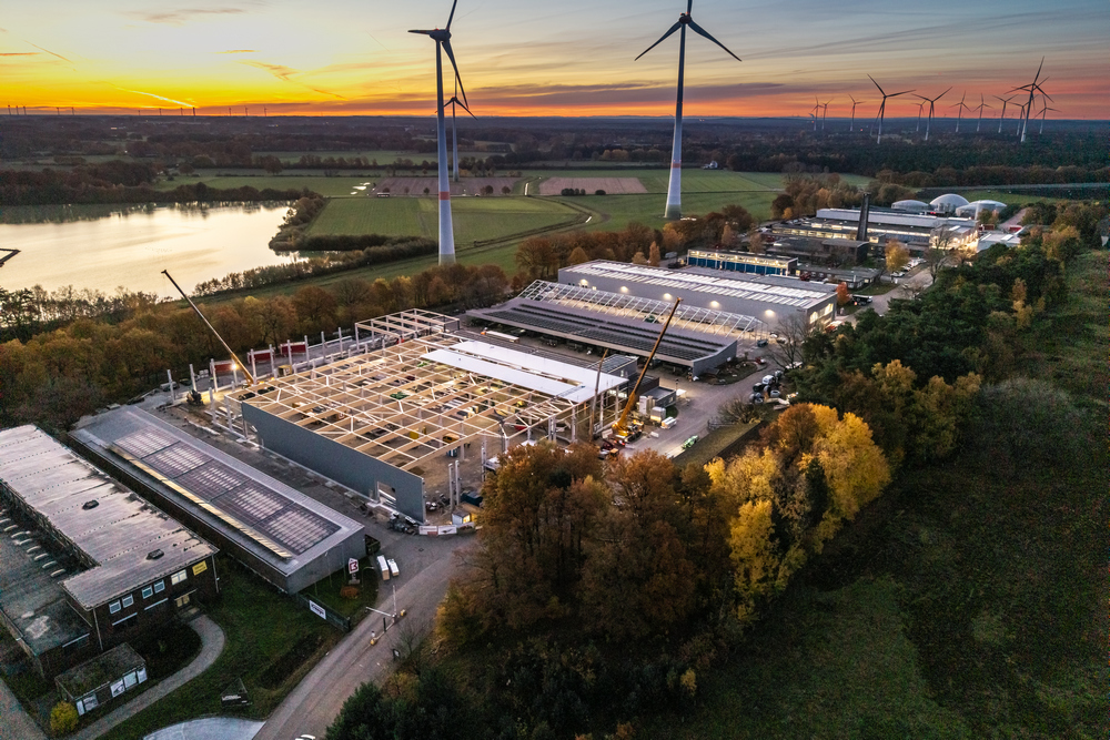 Le site de Flamschen poursuit également son expansion. Un complexe de halls de 7 600 m² est en cours de construction dans la partie nord du terrain industriel.
