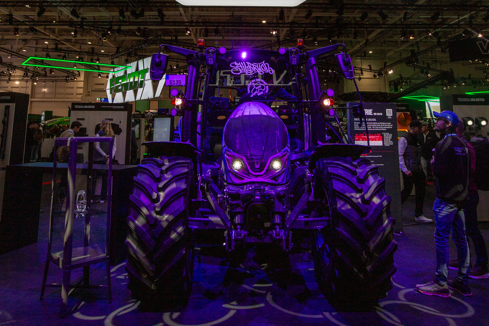 Le tracteur exposé lors du salon Agritechnica 2025 se distingue par une finition exclusive, unique en son genre, peinte à la main sur mesure par l’artiste international de renom Stilbruch Lack.