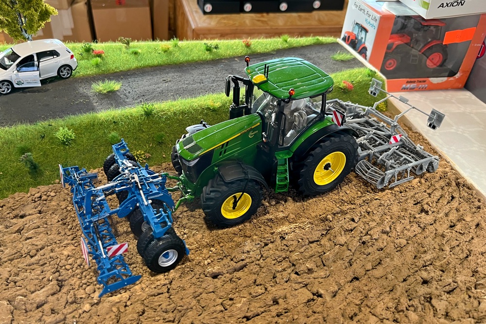 Le modèle d’exposition était un outil frontal Religieux-Frères Tapir 125. Ma Ferme Miniature propose de compléter ce modèle par l’outil arrière porté Comdor dont un prototype était présenté.