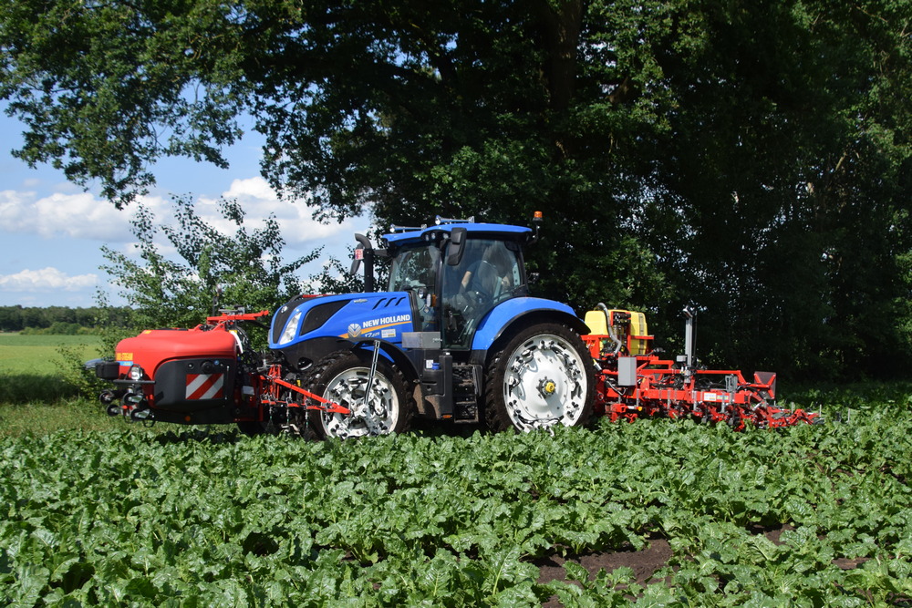 Van Ginhoven – Verheyen combine désherbage chimique et mécanique avec sa désherbineuse Einböck