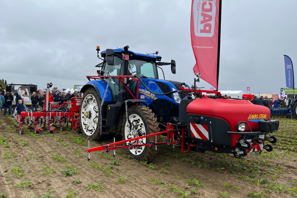 Grâce à un système WDM, la voie du tracteur peut être réglée de 2 à 2,25 m.