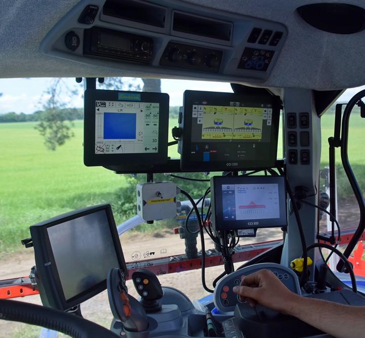 Avec quatre écrans à surveiller tout en conduisant, les premières heures demandent un temps d’adaptation.