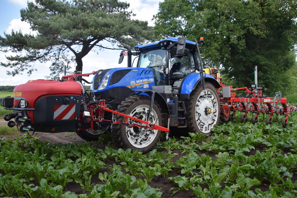 La rampe frontale de pulvérisation a été construite chez Van Tigchelt puis thermolaquée. Elle permet de pulvériser les plantes avant le binage.