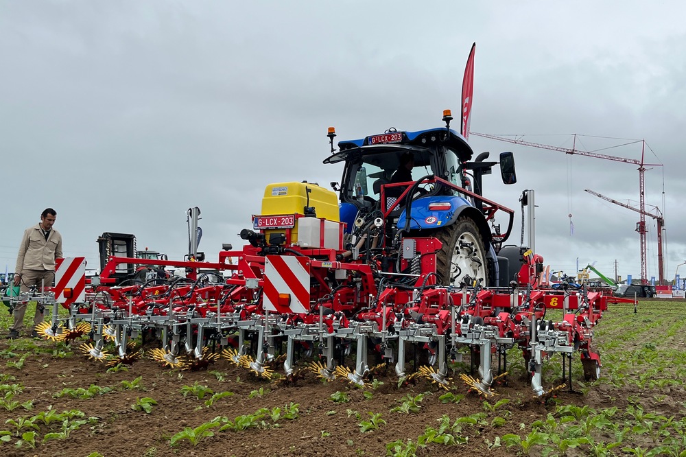 La désherbineuse 12 rangs Einböck Chopstar-Prime 3/60 a fait une démonstration lors du salon Werktuigendagen 2025. Grâce à un système WDM, la voie du tracteur peut être réglée de 2 à 2,25 m.