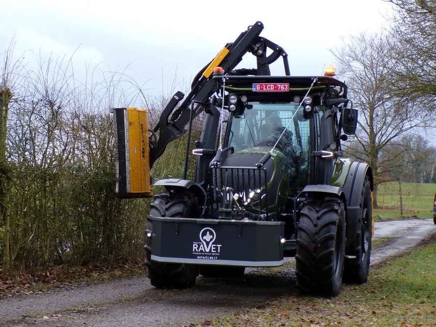 3. Pour ne pas que des branches abîment le capot et la vitre avant, un système de câbles a été monté. Des ressorts permettent de s’adapter aux mouvements de la cabine qui est équipée d’une suspension.