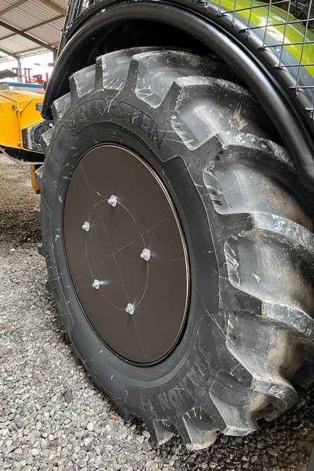 Un dispositif a été installé dans les jantes pour éviter qu'elles ne s'abîment avec les éclats de bois.