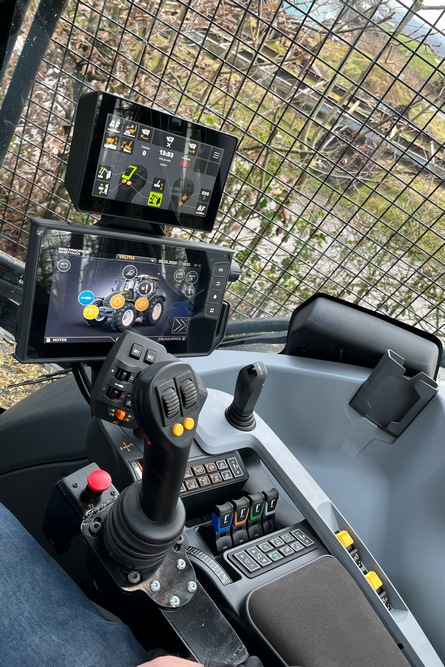 7. Le concessionnaire Defays & Co a installé le Joystick du McConnel en cabine. Il permet de piloter beaucoup de fonctions.