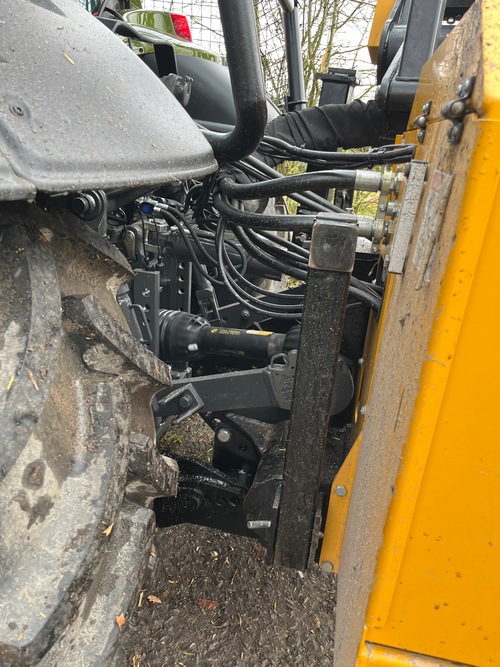 9. Le système d’attelage à 5 points augmente la stabilité de l’épareuse.