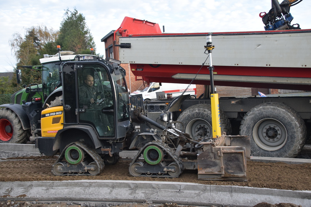 La niveleuse est une machine américaine, adaptée aux projets où l’on ne peut pas travailler avec des chenilles