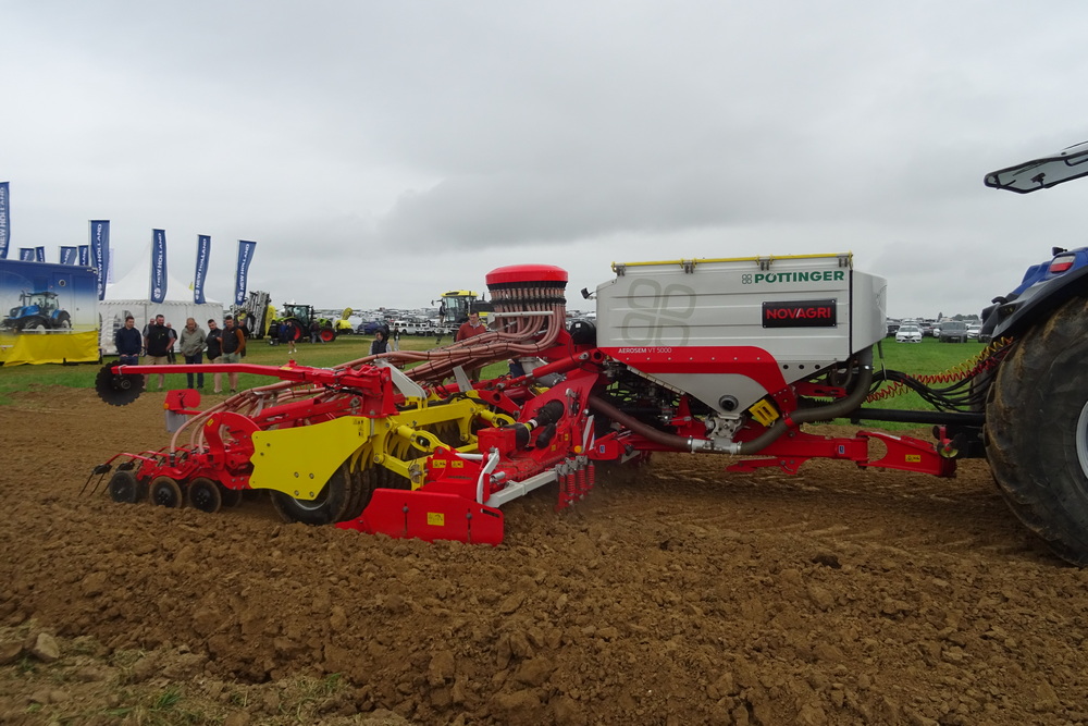 Le combiné de semis traîné avec herse rotative Aerosem VT.