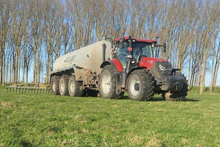 Arno Desmidt roule avec un trois-essieux équipé d’un système de télégonflage.