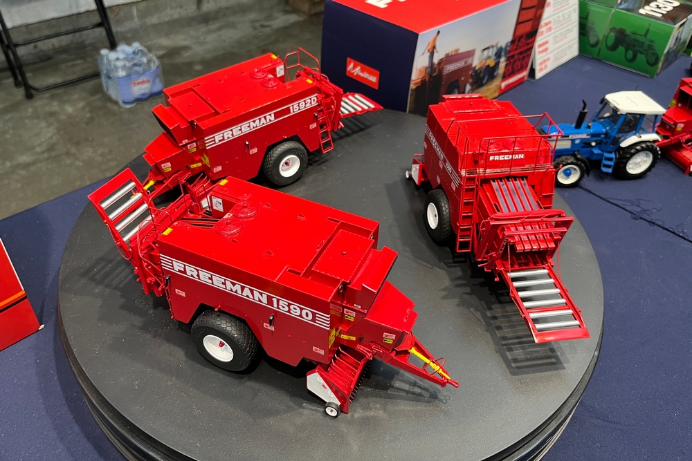 Minitrac a présenté plusieurs versions des presses à haute densité du constructeur Freeman. Ces modèles détaillés et fabriqués à la main comprennent plusieurs fonctionnalités, dont un pick-up mobile. Freeman est une marque américaine fondée en 1889. Actuellement, Allied Systems produit toujours aujourd’hui des Bigbalers et presses moyennes densités Freeman.