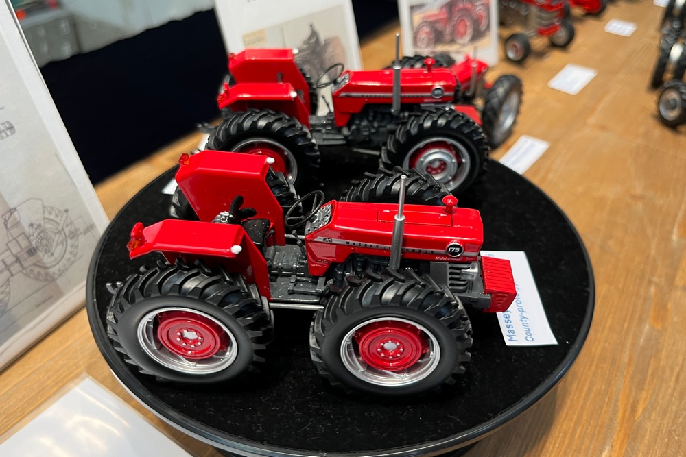 Un passionné a transformé des Massey Ferguson série 100 en version à quatre roues motrices égales. Cette réalisation à l’échelle 1/32 s’inspire de prototypes réalisés par Country.