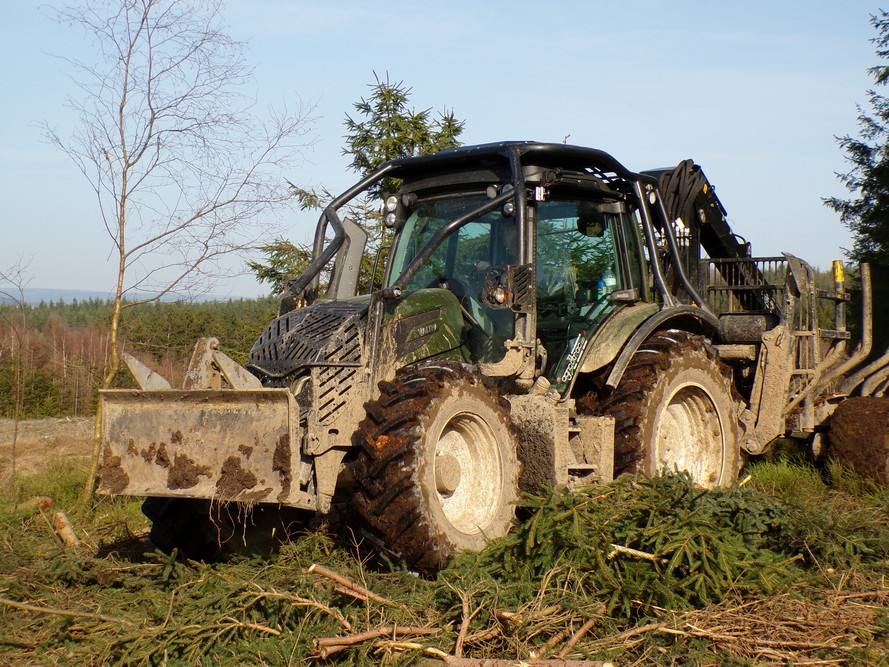 Le Valtra N175 Active avec blindage de protection Projernac provient du concessionnaire Agricotrac ND srl.