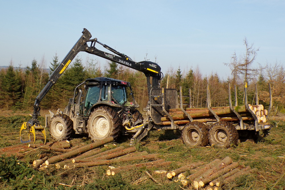 Valtra et Kesla forment un ensemble forestier pensé pour allier maniabilité, polyvalence et performance.