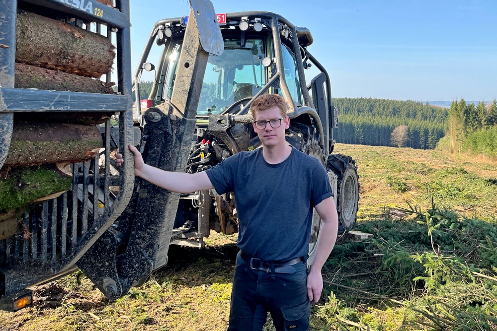 Steven Flusin pose fièrement devant son Valtra N175 et sa remorque Kesla 124HD.